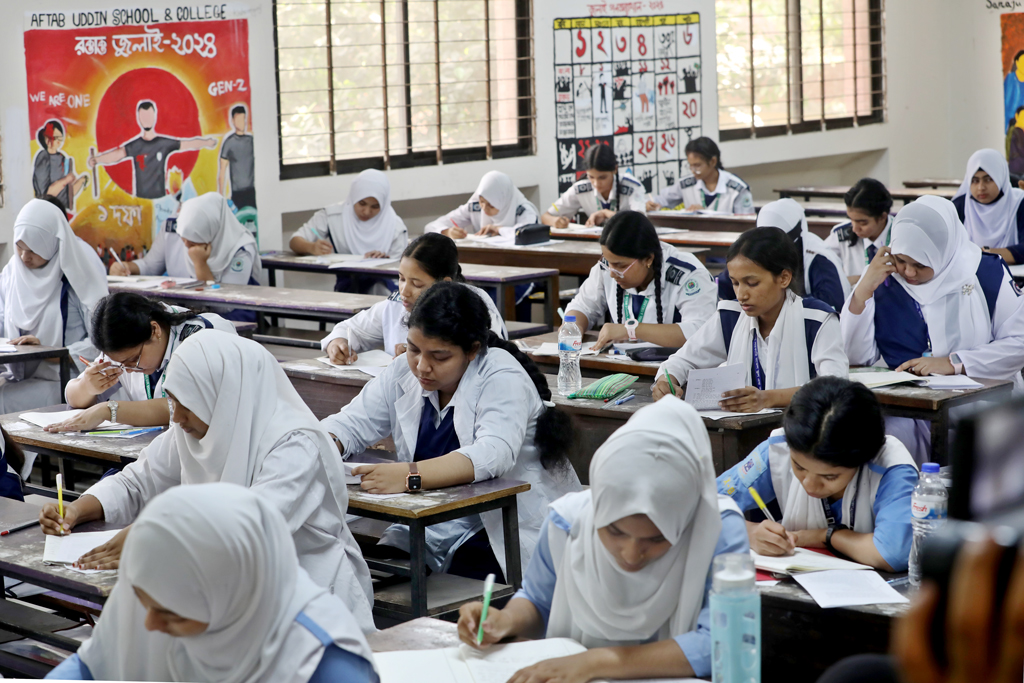 এসএসসির দ্বিতীয় দিনে অনুপস্থিত প্রায় ২৭ হাজার, বহিষ্কার ১৯