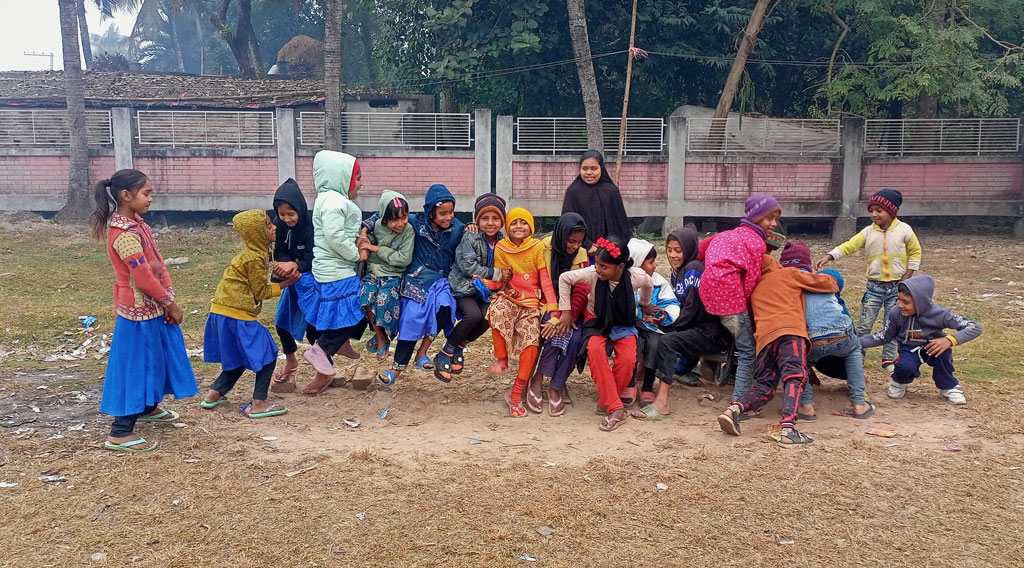 মেহেরপুরে ৭.৫ ডিগ্রি তাপমাত্রা, কাঁপতে কাঁপতে স্কুলে যাচ্ছে শিশুরা