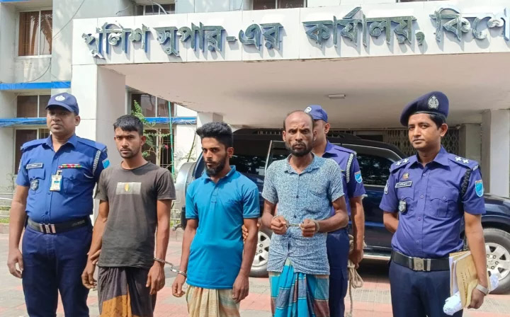 মো. সোহেল মিয়া, মো. নজরুল ইসলাম এবং মো. সুমন মিয়াকে আদালতে নেওয়া হচ্ছে। ছবি: আজকের পত্রিকা