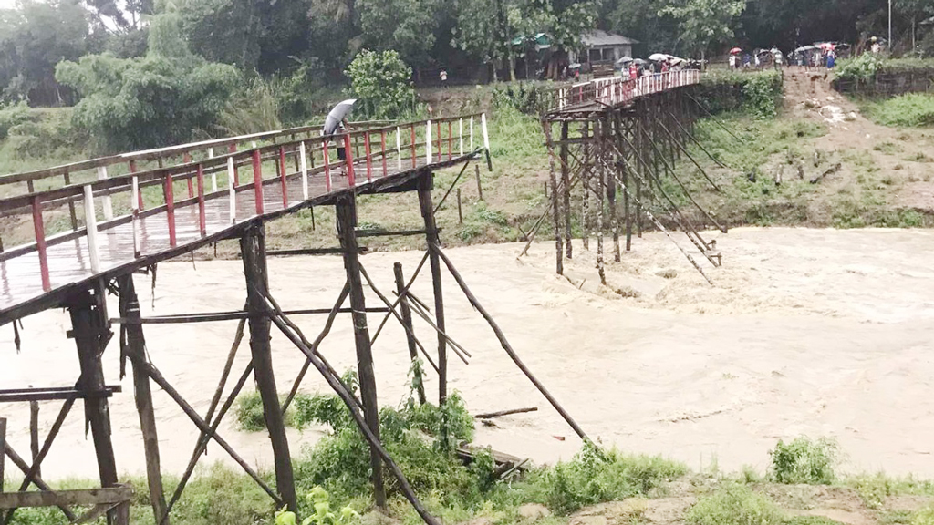 পাহাড়ি ঢলে ভেঙে গেল ধোপাছড়ির কাঠের সেতু, বিচ্ছিন্ন দুই পাড়া