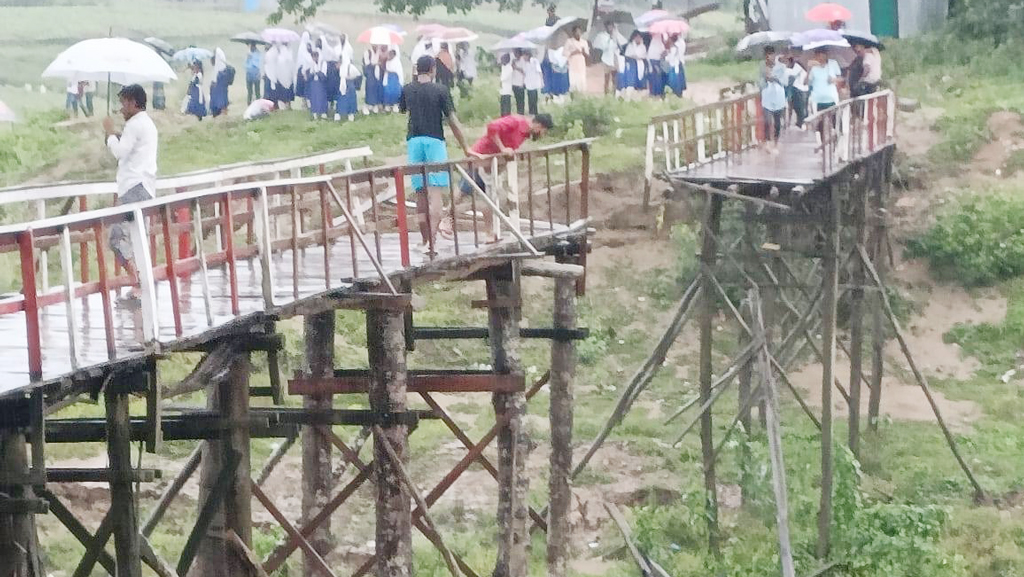 পাহাড়ি ঢলে ভেঙে পড়েছে ধোপাছড়ি ইউনিয়নের একমাত্র কাঠের সেতু। ছবি: আজকের পত্রিকা