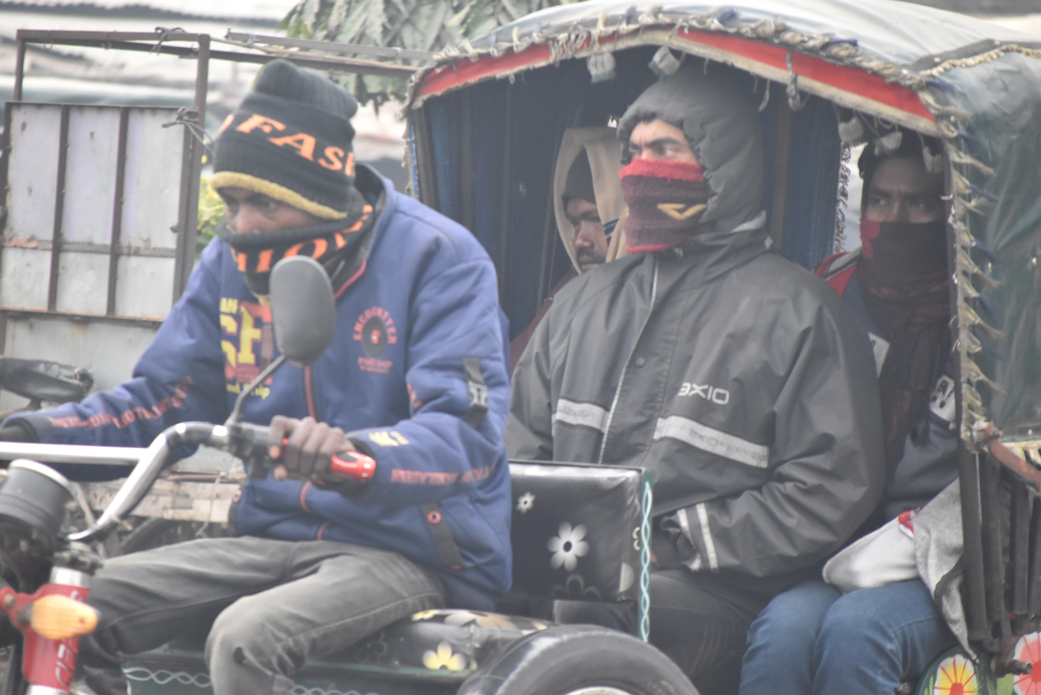 শীতের কনকনে ঠান্ডা হাওয়ায় জবুথবু জনজীবন। এরই মধ্যে সাধ্যমতো গরম পোশাক পরে কাজে বের হচ্ছে মানুষজন। এ সময় দেখা যায় ট্রেন হেডলাইট জ্বালিয়ে ছুটছে নিজের গন্তব্যে। ছবিটি নগরীর কোট স্টেশন এলাকা থেকে আজ সকাল সাগে ৯টার সময় তোলা। ছবি: মিলন শেখ।