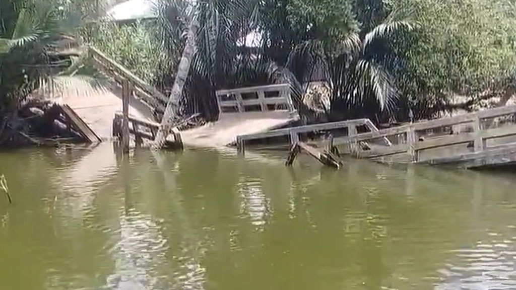 খালে ভেঙে পড়ল সেতু, ভোগান্তিতে ১৫ গ্রামের মানুষ