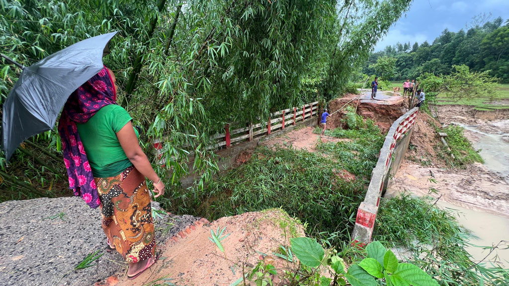 মানিকছড়িতে ভারী বর্ষণ ও পাহাড়ি ঢলে ধসে গেল সেতু, সবজিতে ব্যাপক ক্ষতি