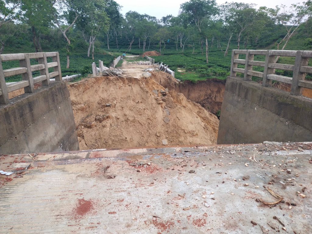 উদ্বোধনের আগেই সেতুর সংযোগ সড়কে ধস