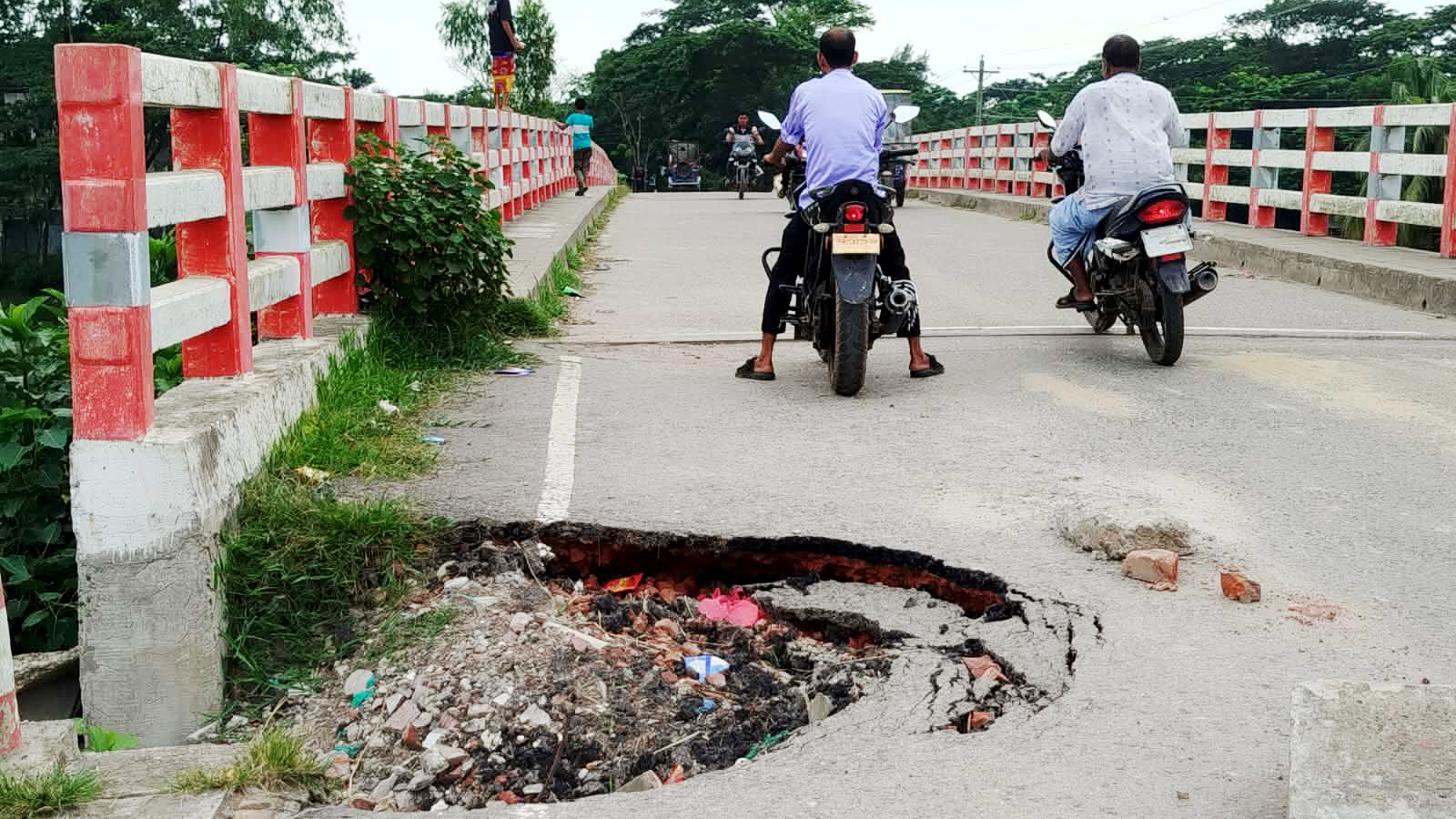 সেতুর একাংশে ধস, ঝুঁকিপূর্ণ পারাপার