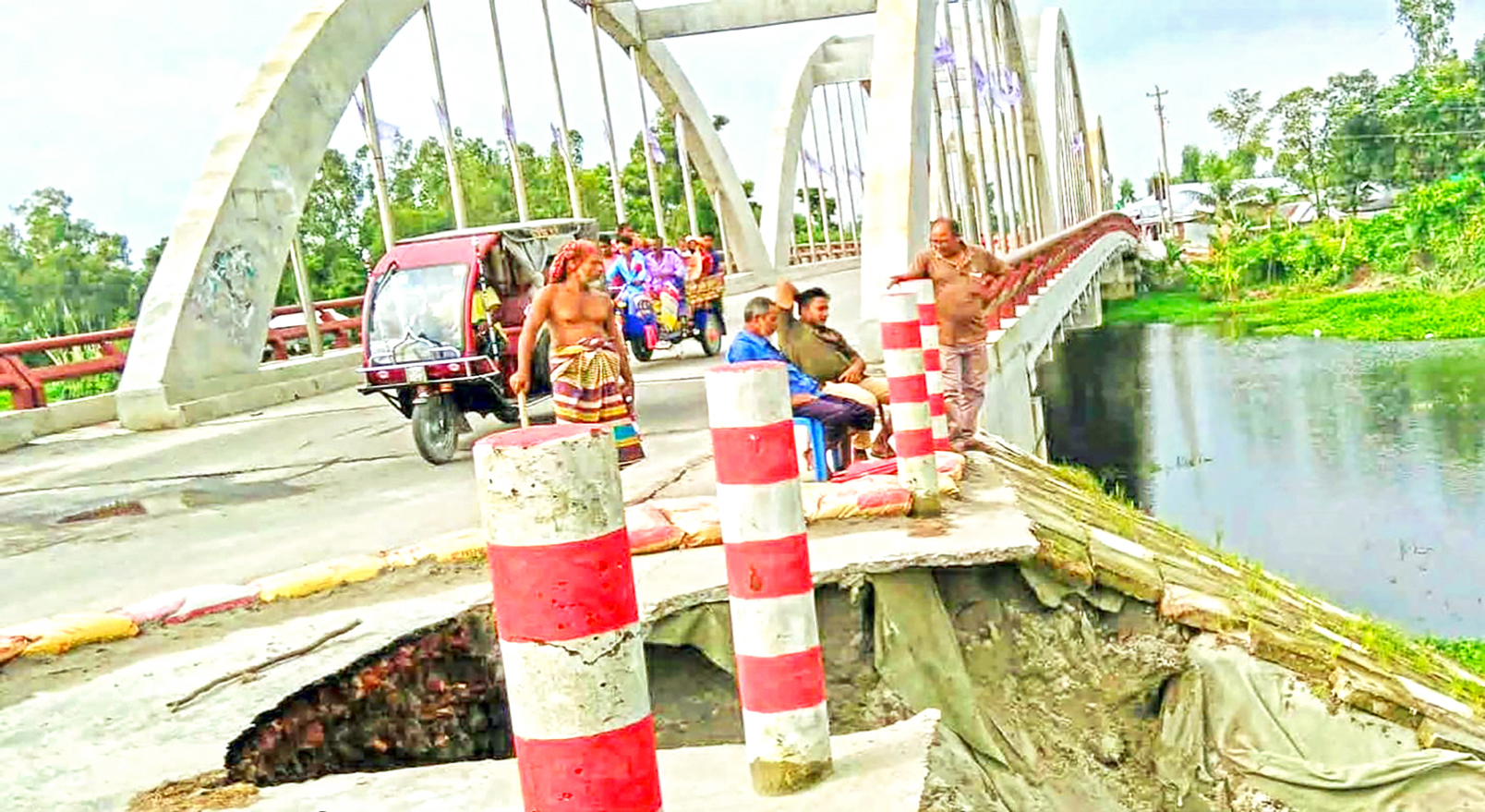গাইবান্ধার সুন্দরগঞ্জ: সেতুর সংযোগ সড়কে ধস, জনমনে উদ্বেগ