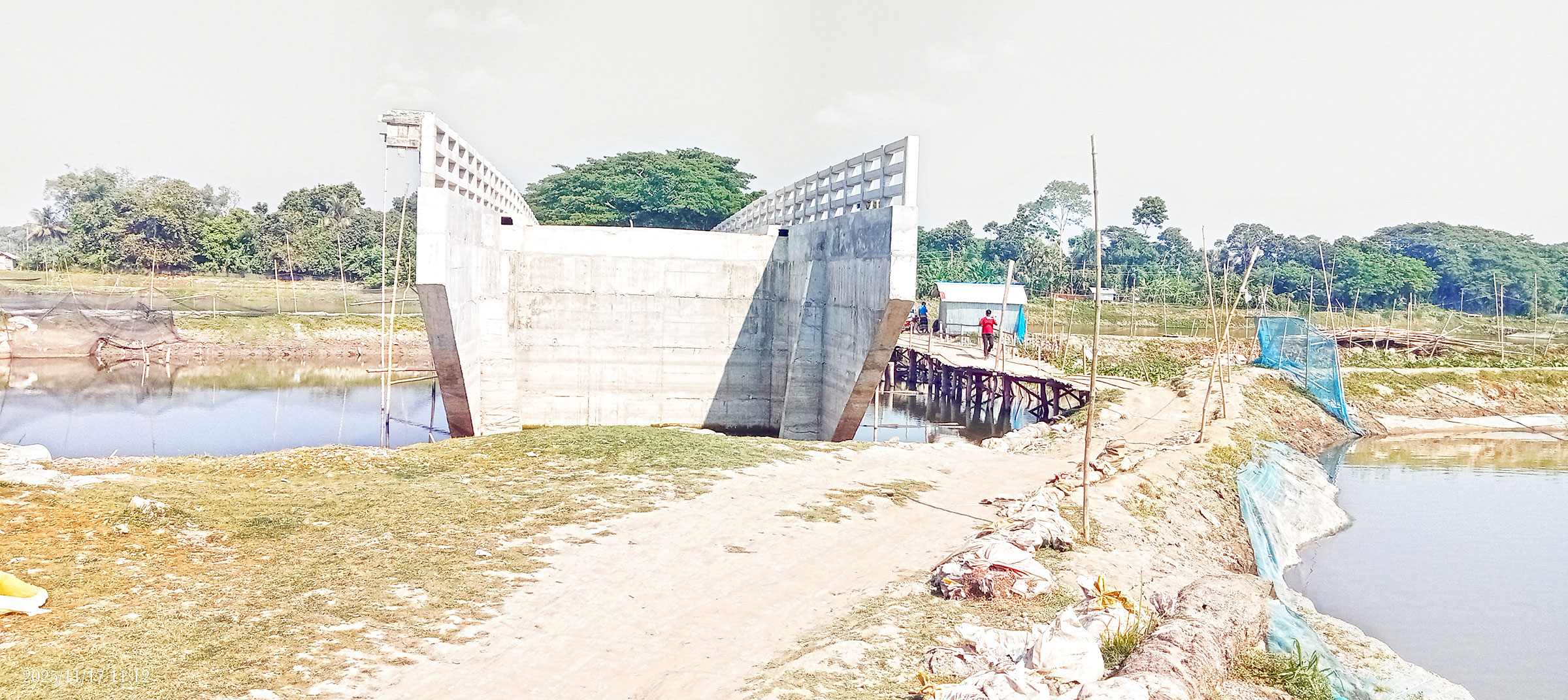 যশোরের মনিরামপুর: কাজে আসছে না ২ কোটির সেতু