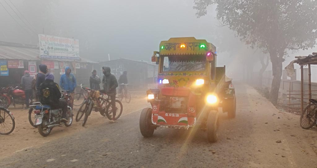 ঘন কুয়াশায় অচ্ছন্ন গাংনী, দিনের বেলায় হেডলাইট জ্বালিয়ে চলছে গাড়ি