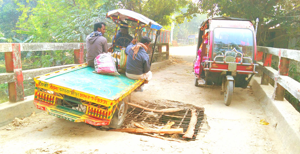 চাটমোহরে সেতুর মাঝে ধস, বড় দুর্ঘটনার শঙ্কা