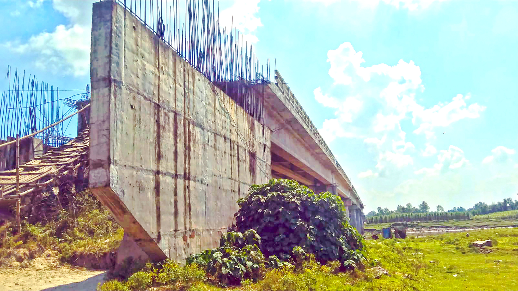 রংপুরের পীরগঞ্জ: ৮ বছরেও শেষ হয়নি সেতু নির্মাণ, দুর্ভোগ