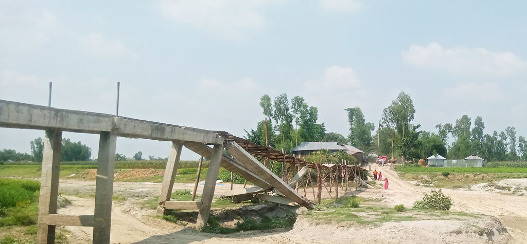 গাইবান্ধার সুন্দরগঞ্জ উপজেলার বেলকা বাজার খেয়াঘাটে তিস্তার শাখা নদীতে ভেঙে যাওয়া সেতু। ছবি: আজকের পত্রিকা
