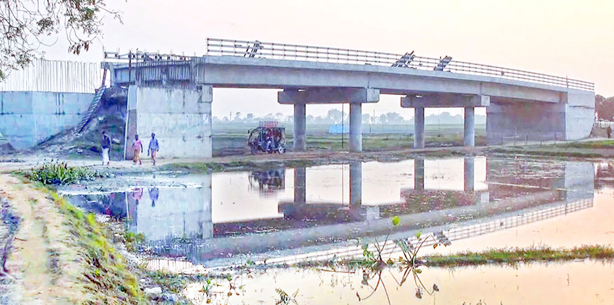 চাঁপাইনবাবগঞ্জ: ৬০ মিটার সেতুর কারণে ১০ কিলোমিটার পাড়ি