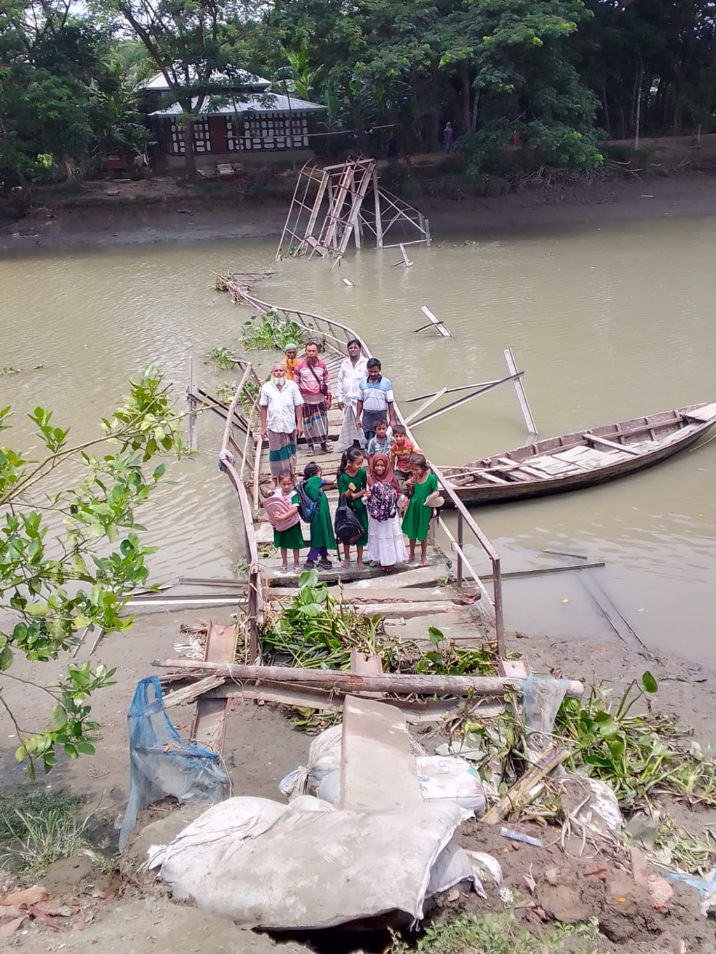মুলাদীতে লোহার সেতু ভেঙে খালে, ভোগান্তি