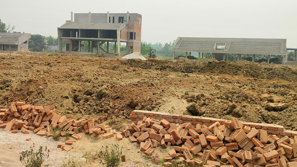 মান্দায় স্টেডিয়াম নির্মাণকাজে অনিয়মের অভিযোগ