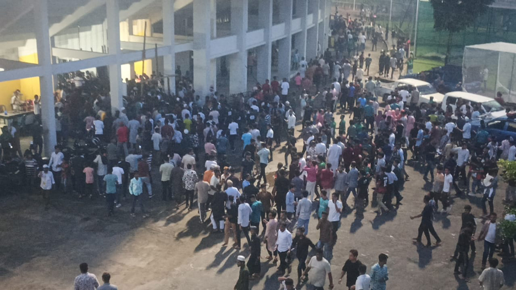 সিলেটে দর্শকেরা গেট ভেঙে ঢুকে পড়লেন স্টেডিয়ামে