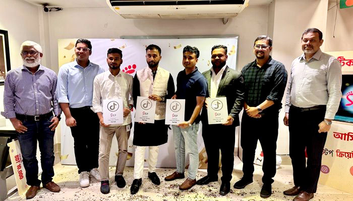 স্টেপ ফুটওয়্যারের ‘টিকটক ক্রিয়েটর অ্যাওয়ার্ড’ প্রদান