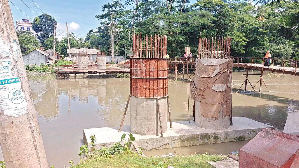 ঝালকাঠির কাঁঠালিয়া:সেতুর খুঁটি নির্মাণেই মেয়াদ শেষ