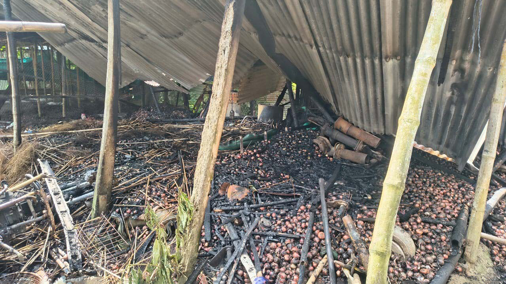 সাঁথিয়ায় ব্যবসায়ীর দোকান ও বাড়িতে তিনবার আগুন, নিরাপত্তাহীনতায় পরিবারটি