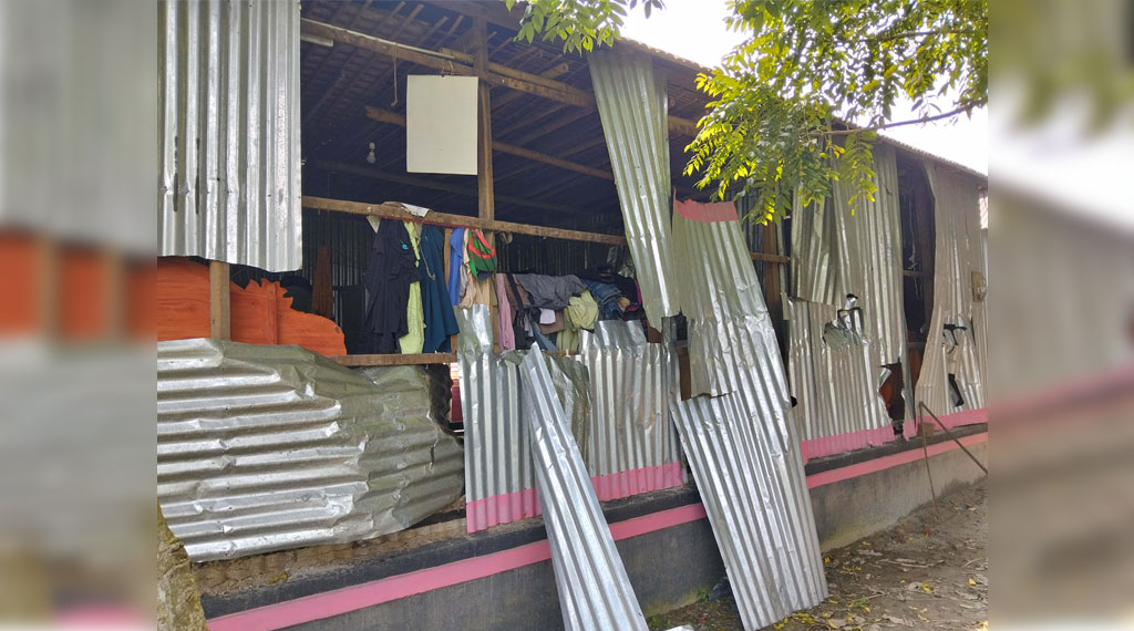 সালিসের অঙ্গীকার রক্ষা না করায় মাদক কারবারির বাড়িতে এলাকাবাসীর হামলা-ভাঙচুর