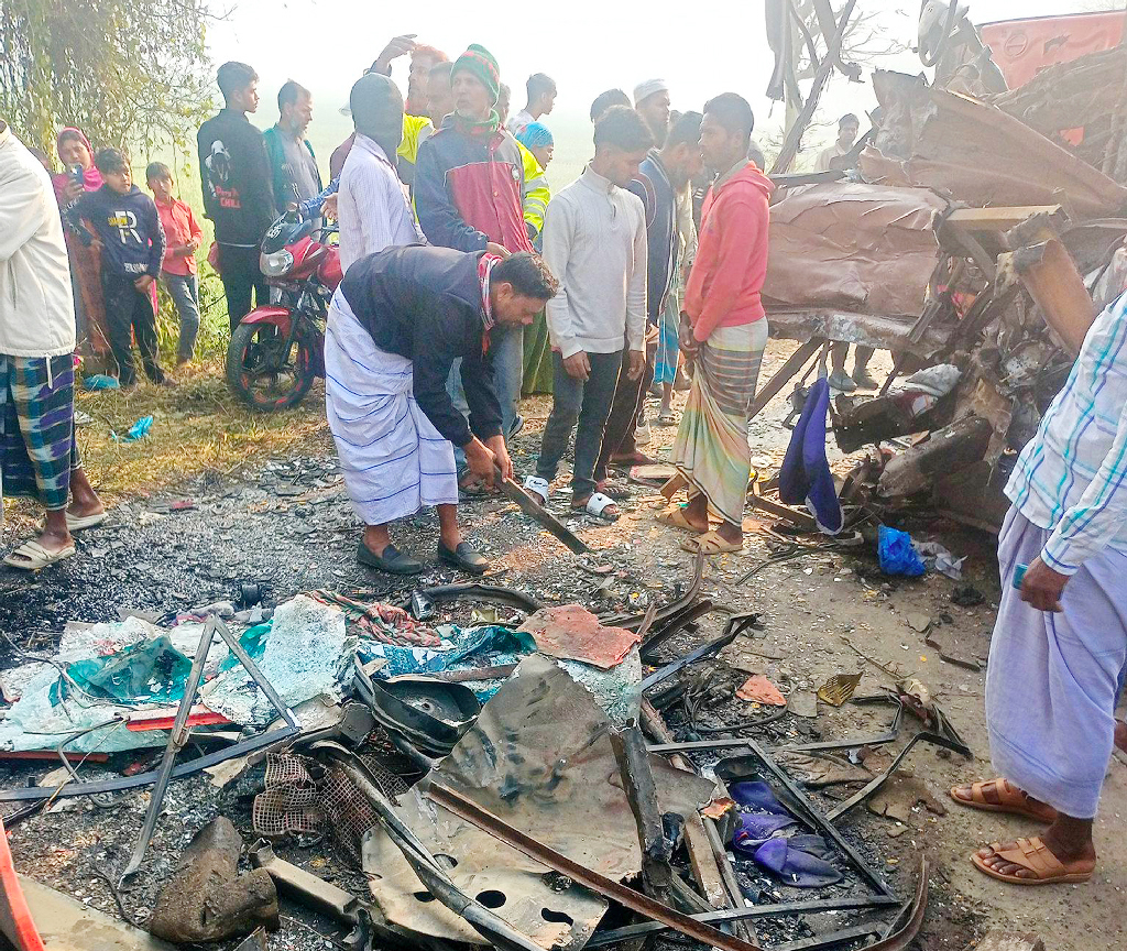 পাবনায় দুই বাসের সংঘর্ষ: নিহতের সংখ্যা বেড়ে ৪