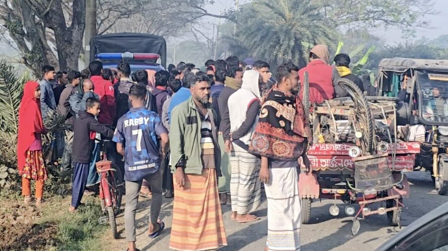 সাঁথিয়ায় পুকুর থেকে অটোরিকশাচালকের লাশ উদ্ধার, হদিস নেই অটোরিকশার