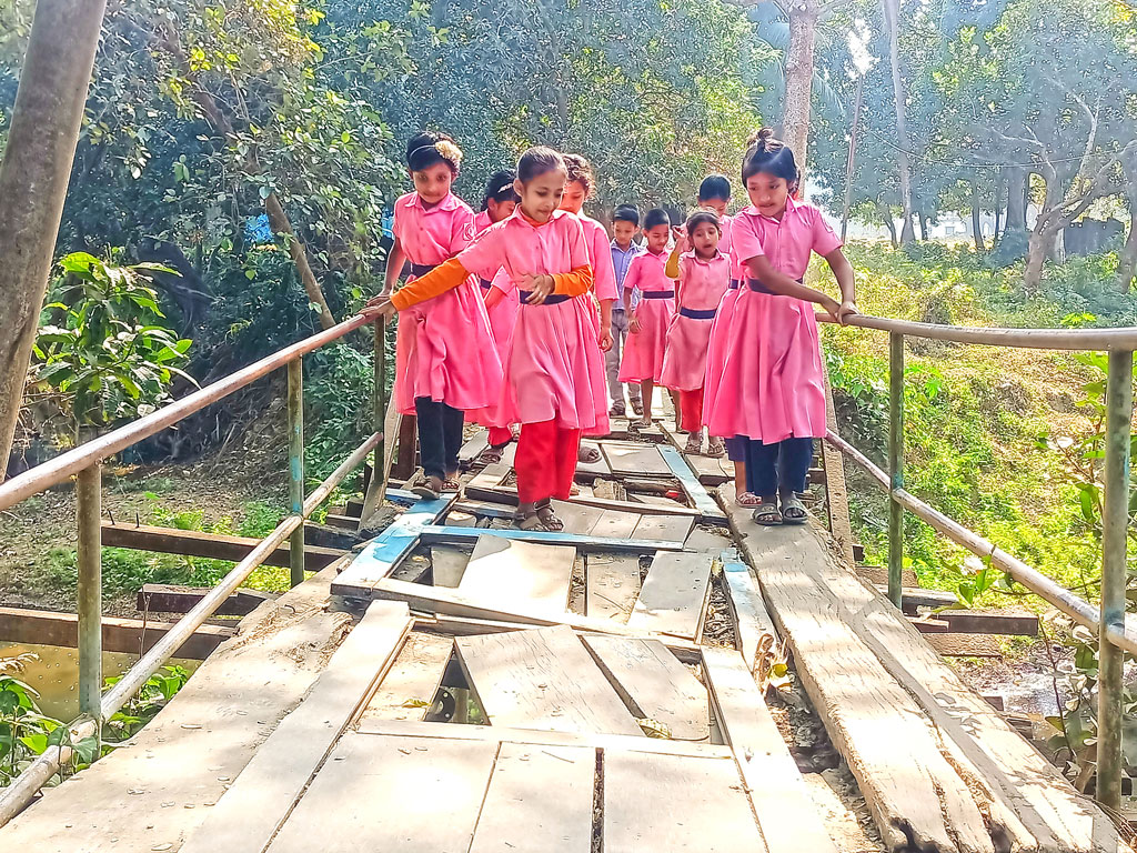 ১৩০০ শিক্ষার্থী স্কুলে যায় ভাঙা সেতু পার হয়ে