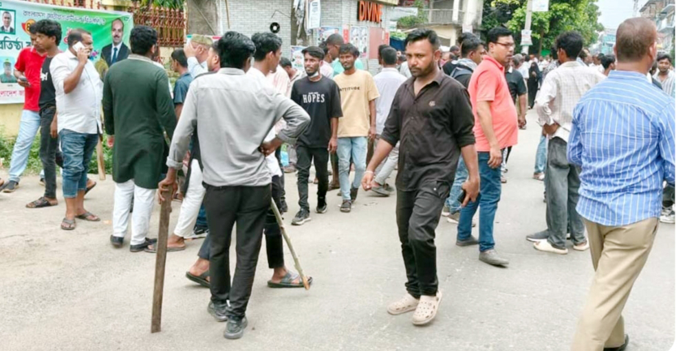 সীতাকুণ্ডে প্রতিষ্ঠাবার্ষিকী ঘিরে বিএনপি’র দুই পক্ষের সংঘর্ষ, ককটেল বিস্ফোরণ ও মহাসড়ক অবরোধ