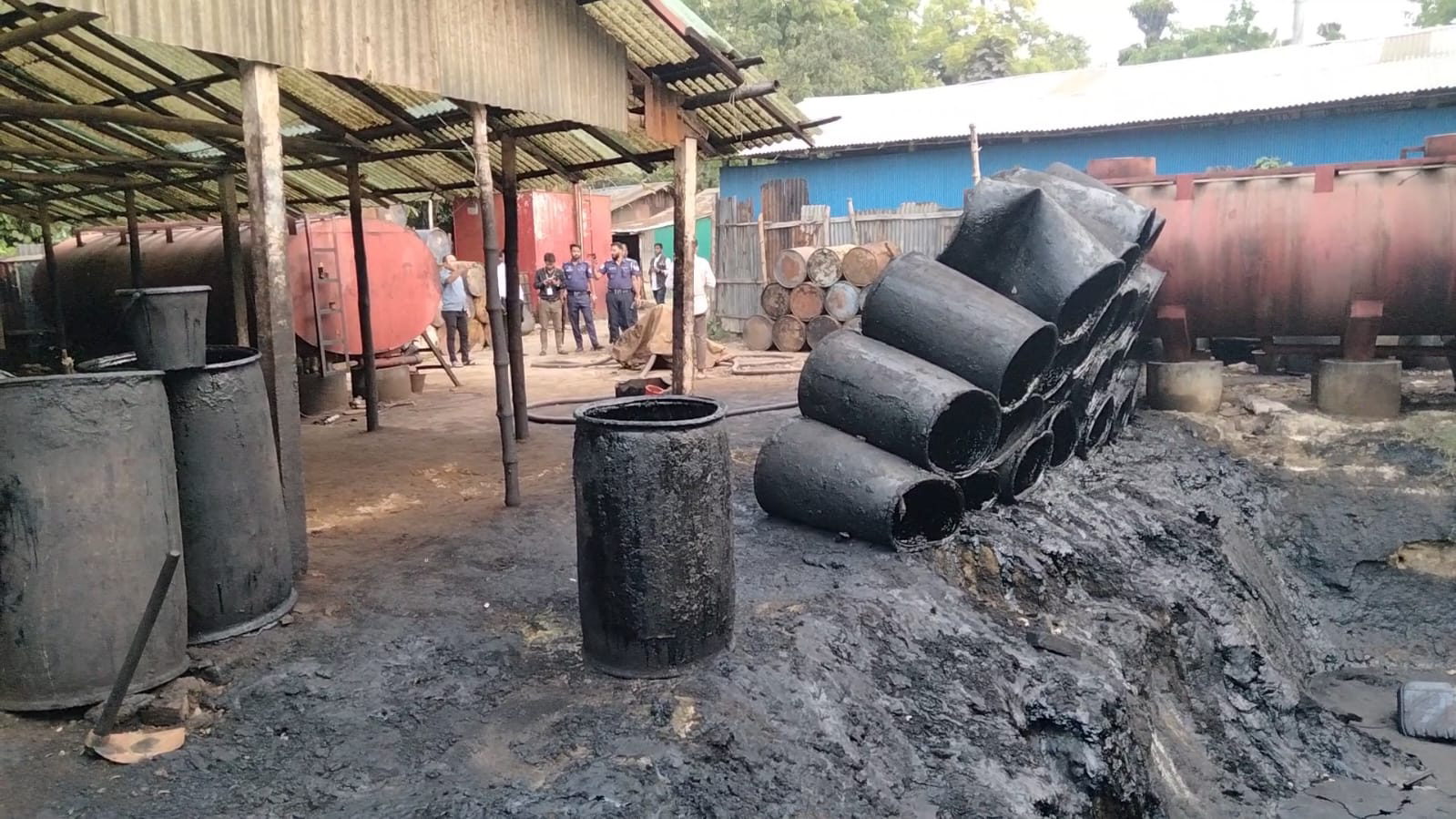সীতাকুণ্ডে অবৈধ কালো তেলের ডিপোতে মিলল ২৫ হাজার লিটার ডিজেল