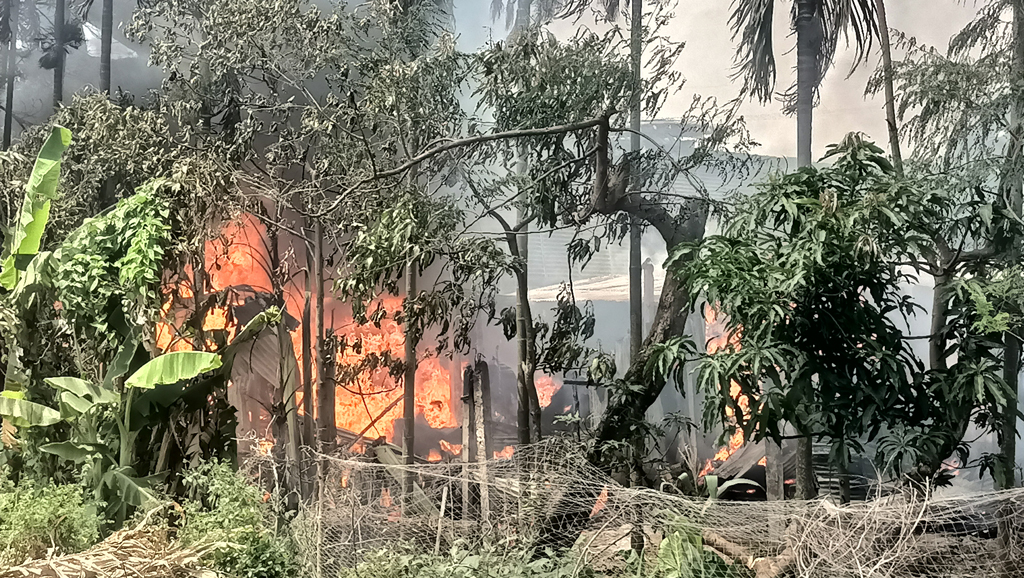 সীতাকুণ্ডে আগুনে পুড়ল তুলার গুদামসহ ৩ দোকান