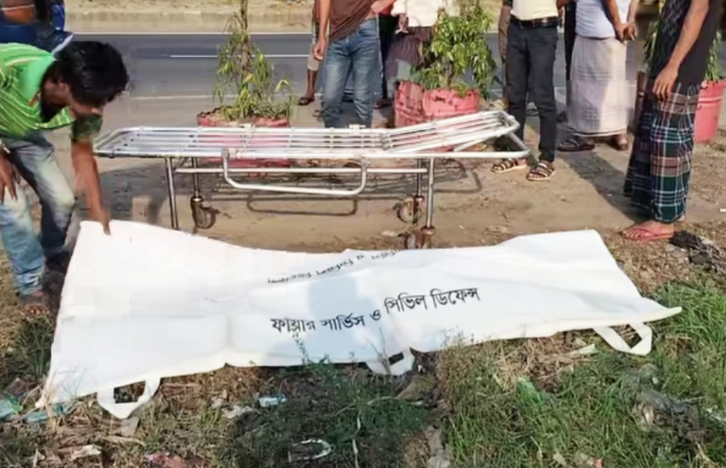 চট্টগ্রামের সীতাকুণ্ডে বাসের ধাক্কায় পিকআপ ভ্যান উল্টে নিহত শিশুর লাশ। ছবি: আজকের পত্রিকা