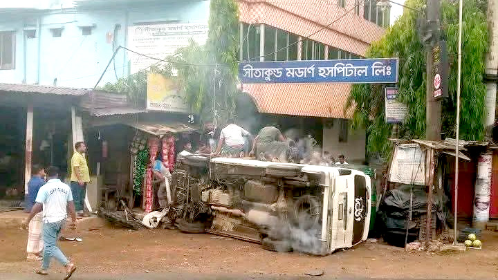 সীতাকুণ্ডে মাইক্রোবাসের গ্যাস সিলিন্ডার বিস্ফোরণ, আহত ৪