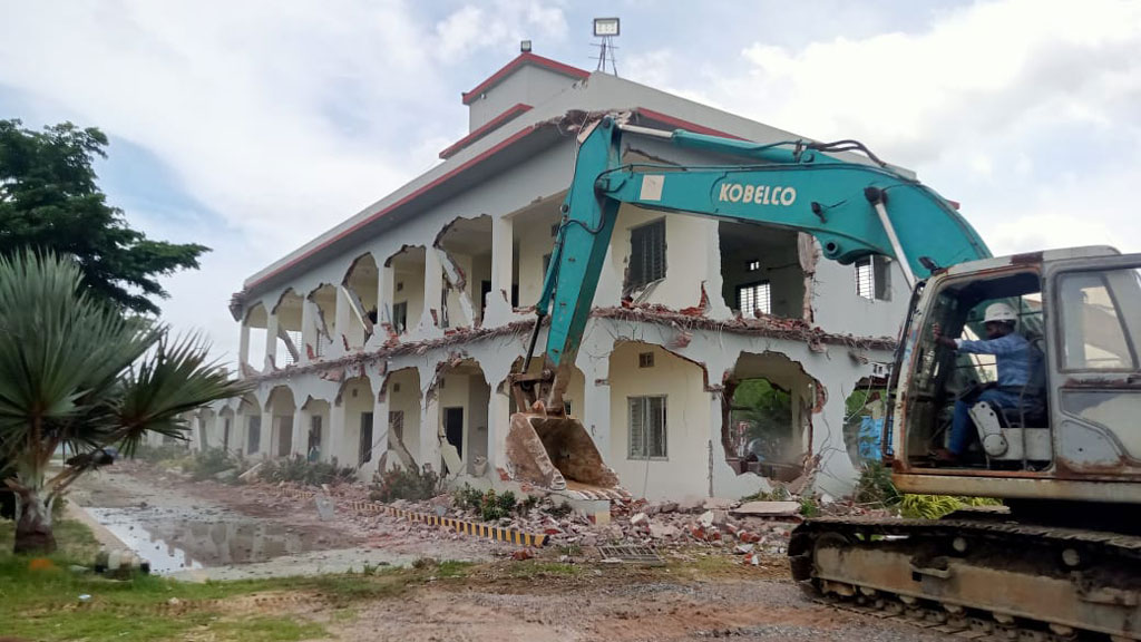 সীতাকুণ্ডে উপকূলীয় বন কেটে গড়া জাহাজভাঙা কারখানায় দ্বিতীয় দফায় উচ্ছেদ