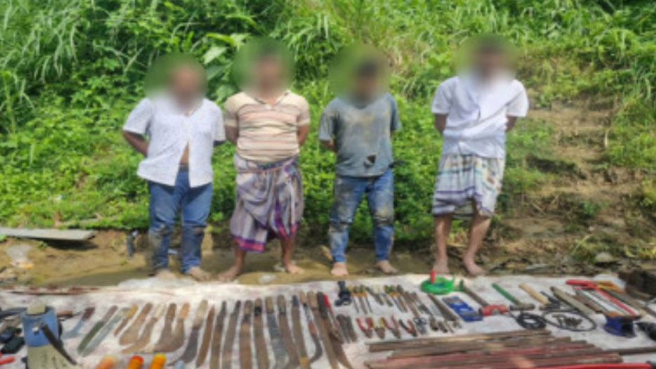 সীতাকুণ্ডের গহিন পাহাড়ে অস্ত্র তৈরির কারখানা, বিপুল অস্ত্রসহ আটক ৪