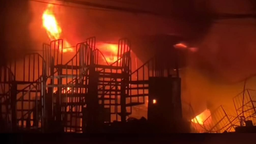 সীতাকুণ্ডে মার্কেটে ভয়াবহ আগুন, পুড়ল ৩ দোকান