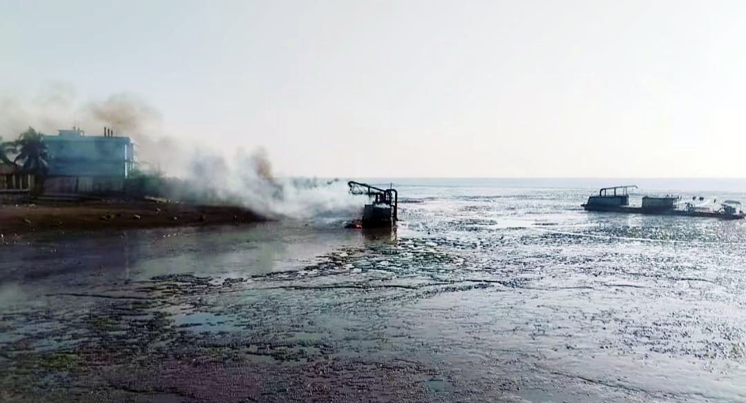 সীতাকুণ্ডে বালু উত্তোলনে ব্যবহৃত ড্রেজার ও বাল্কহেড পুড়িয়ে দিল বিক্ষুব্ধ এলাকাবাসী