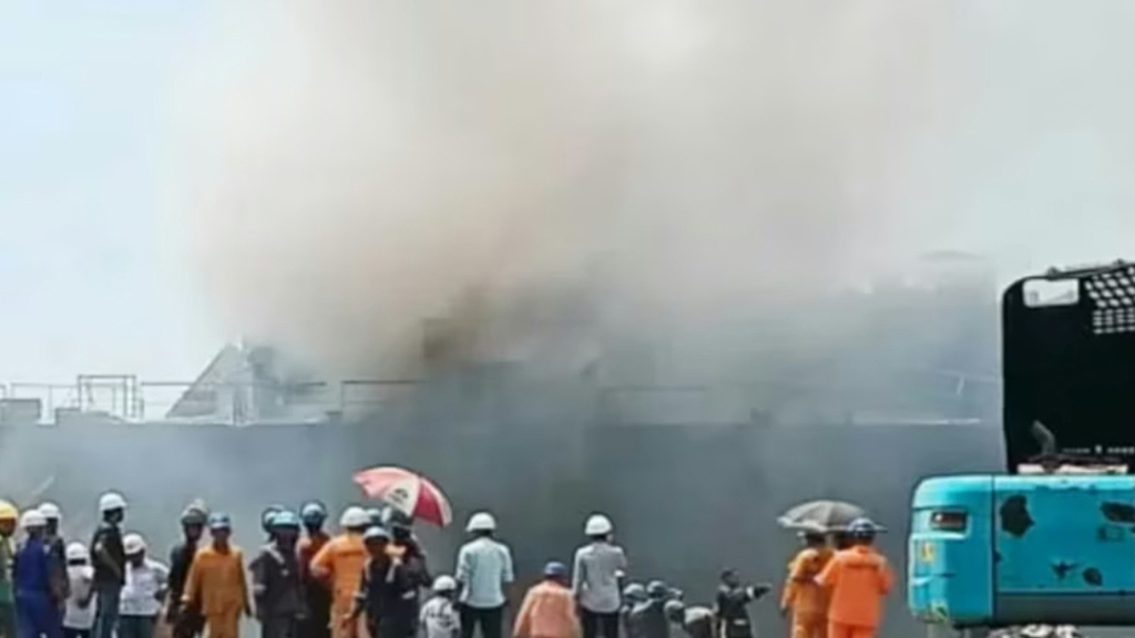 সীতাকুণ্ডে জাহাজভাঙা কারখানায় ৯ শ্রমিকের মৃত্যু: চার দিন পর অপমৃত্যু মামলা