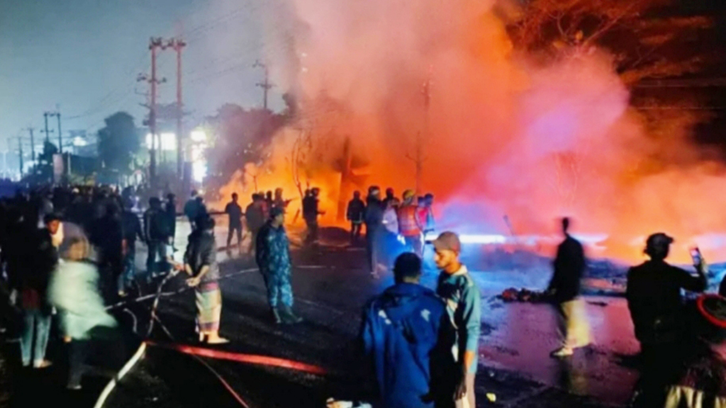 সীতাকুণ্ডে অগ্নিকাণ্ডে ১২ দোকান পুড়ে ছাই