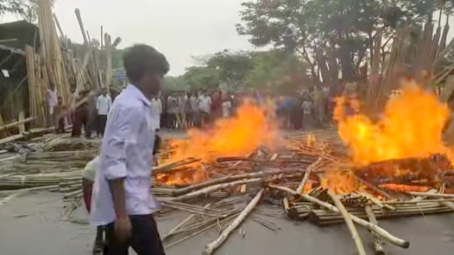 সীতাকুণ্ডে সড়ক দুর্ঘটনায় ২ শিক্ষার্থী আহত, প্রতিবাদে ঢাকা-চট্টগ্রাম মহাসড়ক অবরোধ