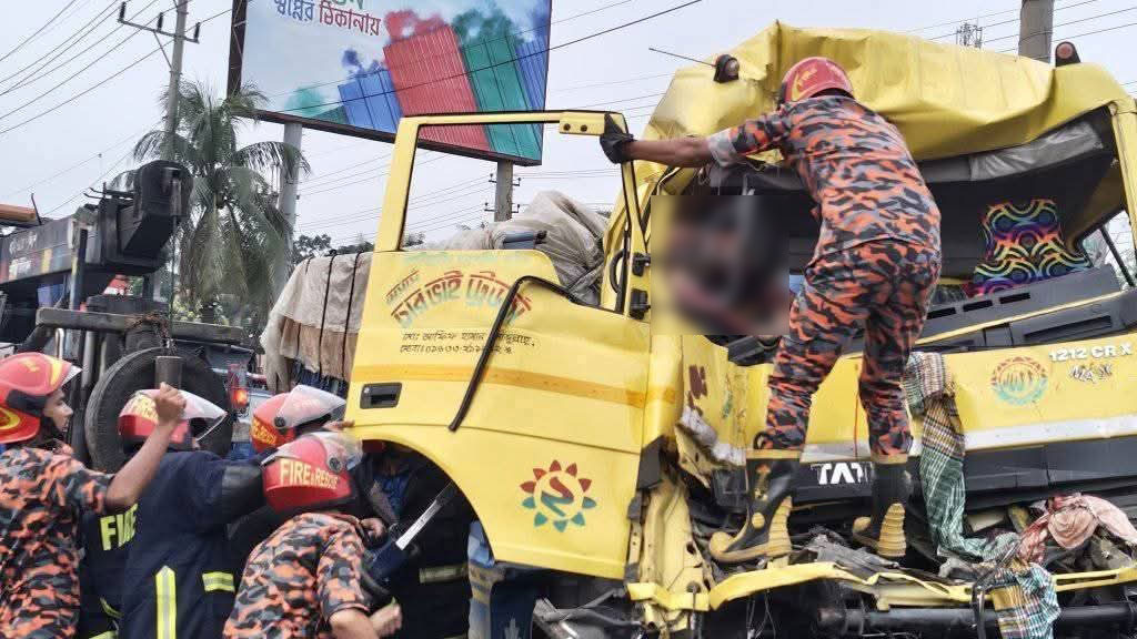 সীতাকুণ্ডে দুই ট্রাকের সংঘর্ষে চালক নিহত, সহকারী আহত