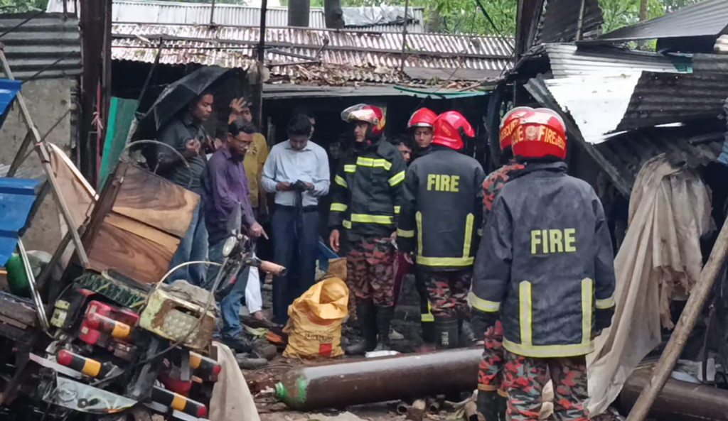 অক্সিজেন সিলিন্ডার কাটার সময় বিস্ফোরণ, ২০০ ফুট দূরে ছিটকে পড়ে ভ্যানচালক নিহত