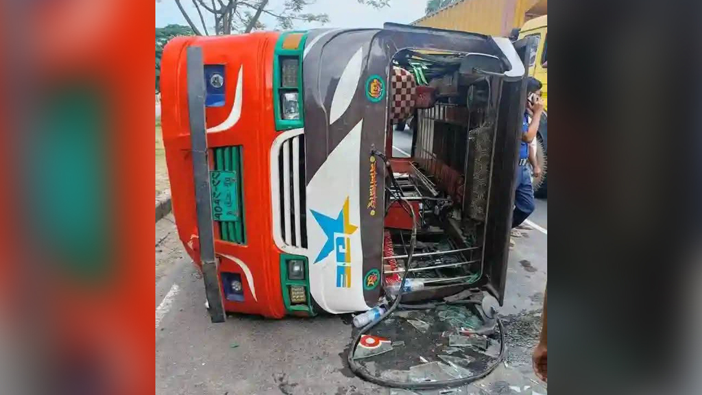 সীতাকুণ্ডে নিয়ন্ত্রণ হারিয়ে মহাসড়কে উল্টে গেল যাত্রীবাহী বাস, আহত ১০