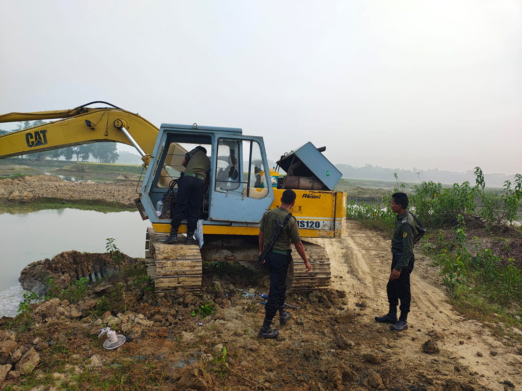 সাতকানিয়ায় কৃষিজমির মাটি কাটার অভিযোগে ৩ খননযন্ত্র ও ৩ ডাম্প ট্রাক বিকল