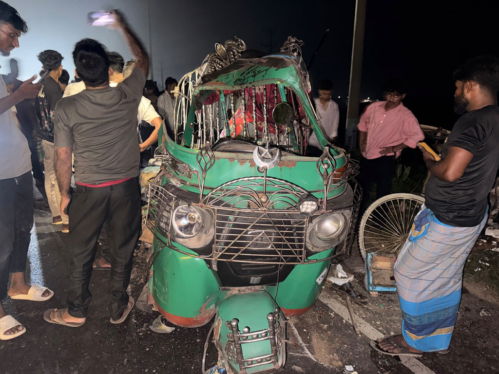 সাতকানিয়ায় অটোরিকশাকে বাসের ধাক্কা, নিহত ২