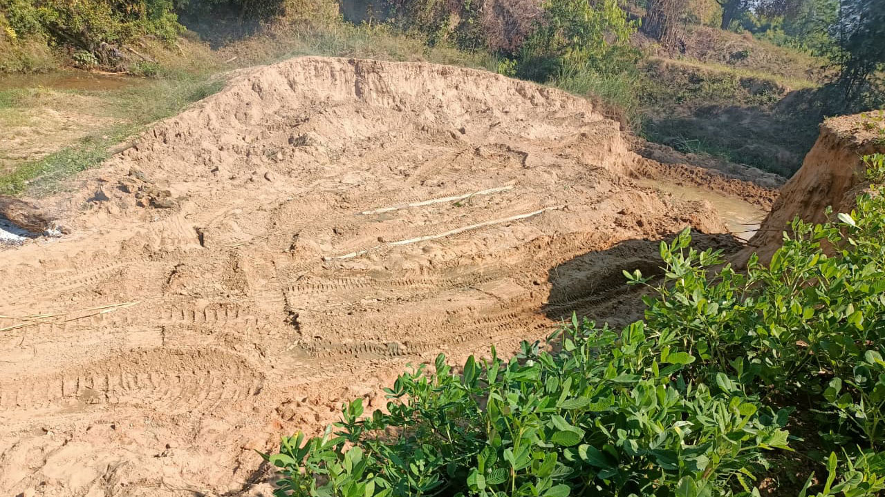 সাতকানিয়ায় খালের পাড় কেটে মাটি বিক্রি