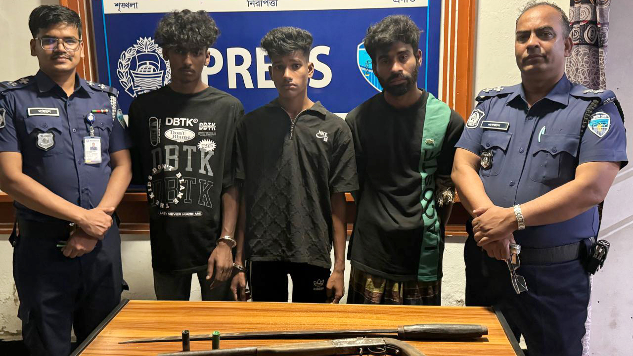 সাতকানিয়ায় ডাকাতির প্রস্তুতিকালে অস্ত্রসহ গ্রেপ্তার ৩