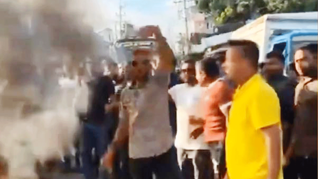 সাতক্ষীরায় যুবদলে পছন্দের পদ না পাওয়ায় সড়কে টায়ার জ্বালিয়ে বিক্ষোভ