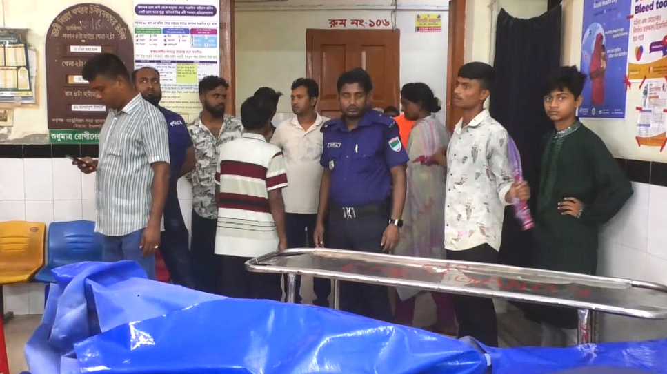 সাতক্ষীরা সদর হাসপাতালে স্বেচ্ছাসেবক দলের নেতার নেতৃত্বে হামলা, চিকিৎসক আহত