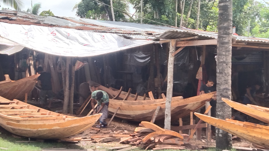 নৌকার গায়ে হাতুড়ির শব্দে জেগে ওঠে পাটকেলঘাটা