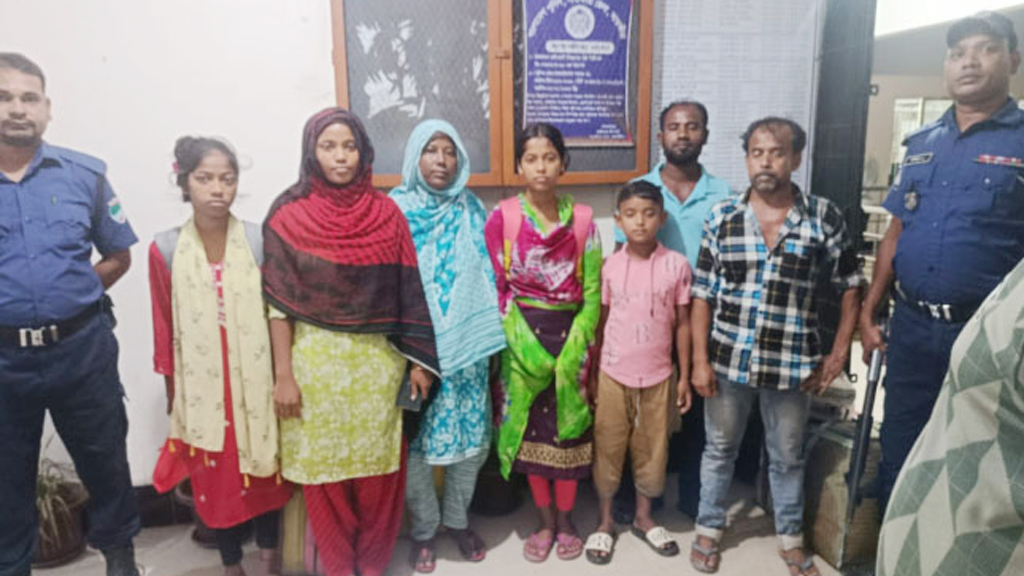 সাতক্ষীরা সীমান্ত দিয়ে ফেরত আসা ১৮ জনকে পরিবারের কাছে হস্তান্তর